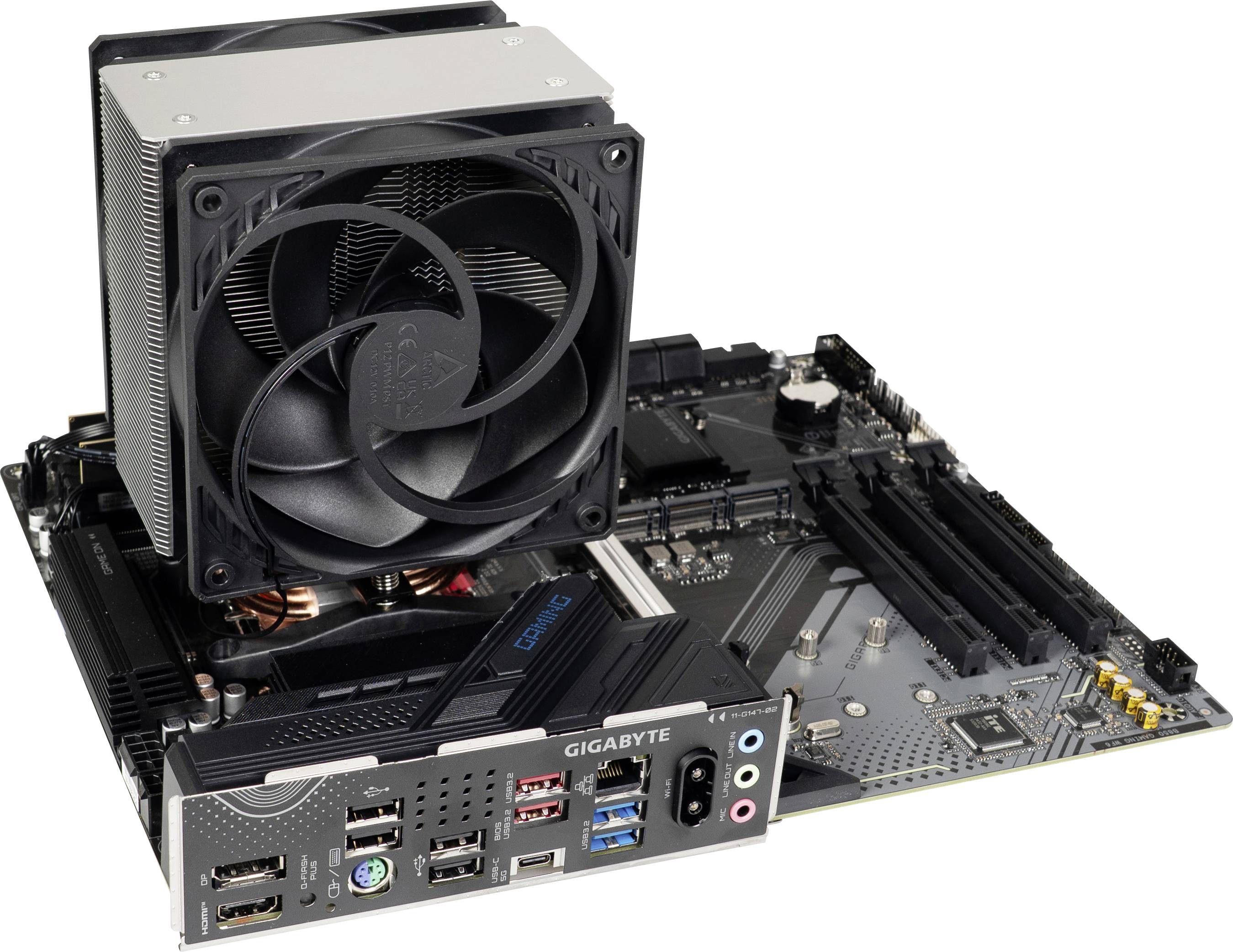 Gigabajtna matična plošča z nameščenim CPU hladilnikom. Na zadnji strani so vidni priključki za USB, zvok in druge vmesnike.