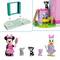 Lego komplet: Minnie Miška pred rožnato stavbo z dvema mucama in korenom. Desno Minnie in Daisy s čopičem in zajčkom.
