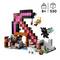 Lego Minecraft komplet s 530 deli, gradbišče z baklami, TNT in figuricami. Primeren za otroke od 8. leta starosti naprej.