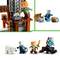 Dve LEGO-figurici v Minecraft-prizoru: ena vliva zlato v peč, medtem ko druga odpira skrinjo. Spodaj so dodatne figurice, med njimi medved in okostnjak.