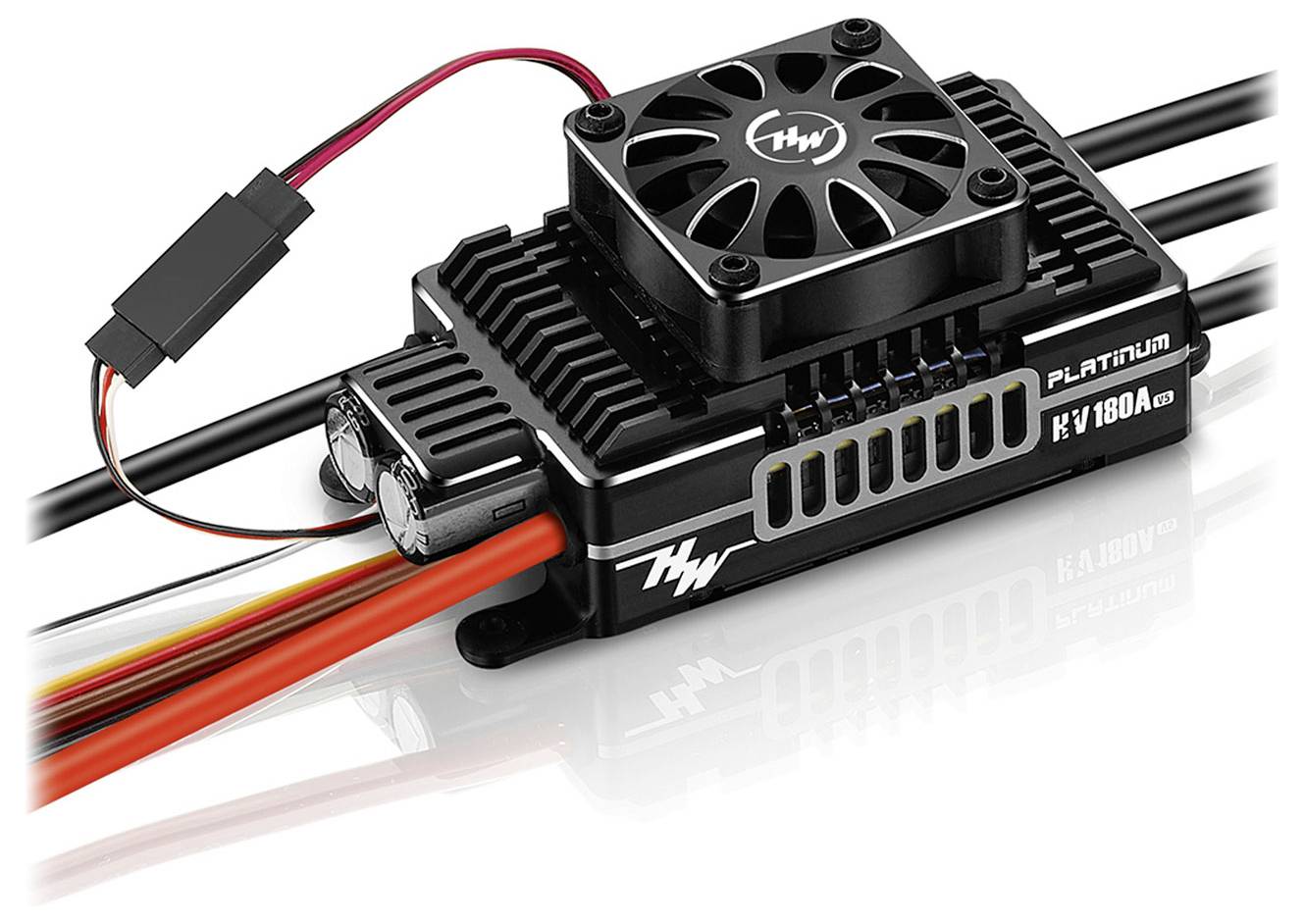 Hobbywingov ESC (elektronski krmilnik hitrosti) za RC vozila z ventilatorjem na vrhu in priključenimi kabli.