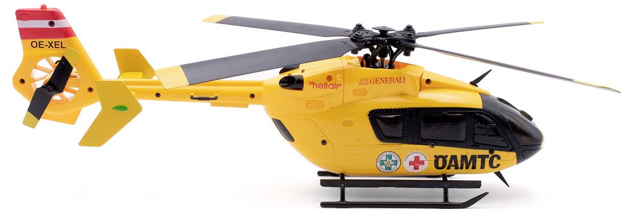 Rumeni reševalni helikopter s črnim nosom, stranskimi logotipi nujne medicinske pomoči in napisom 'ÖAMTC', stoječ na belem ozadju.