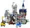 Lego grad komplet z vitezi, konji in zastavami na stolpih. Vitezi so postavljeni na in okoli gradu.