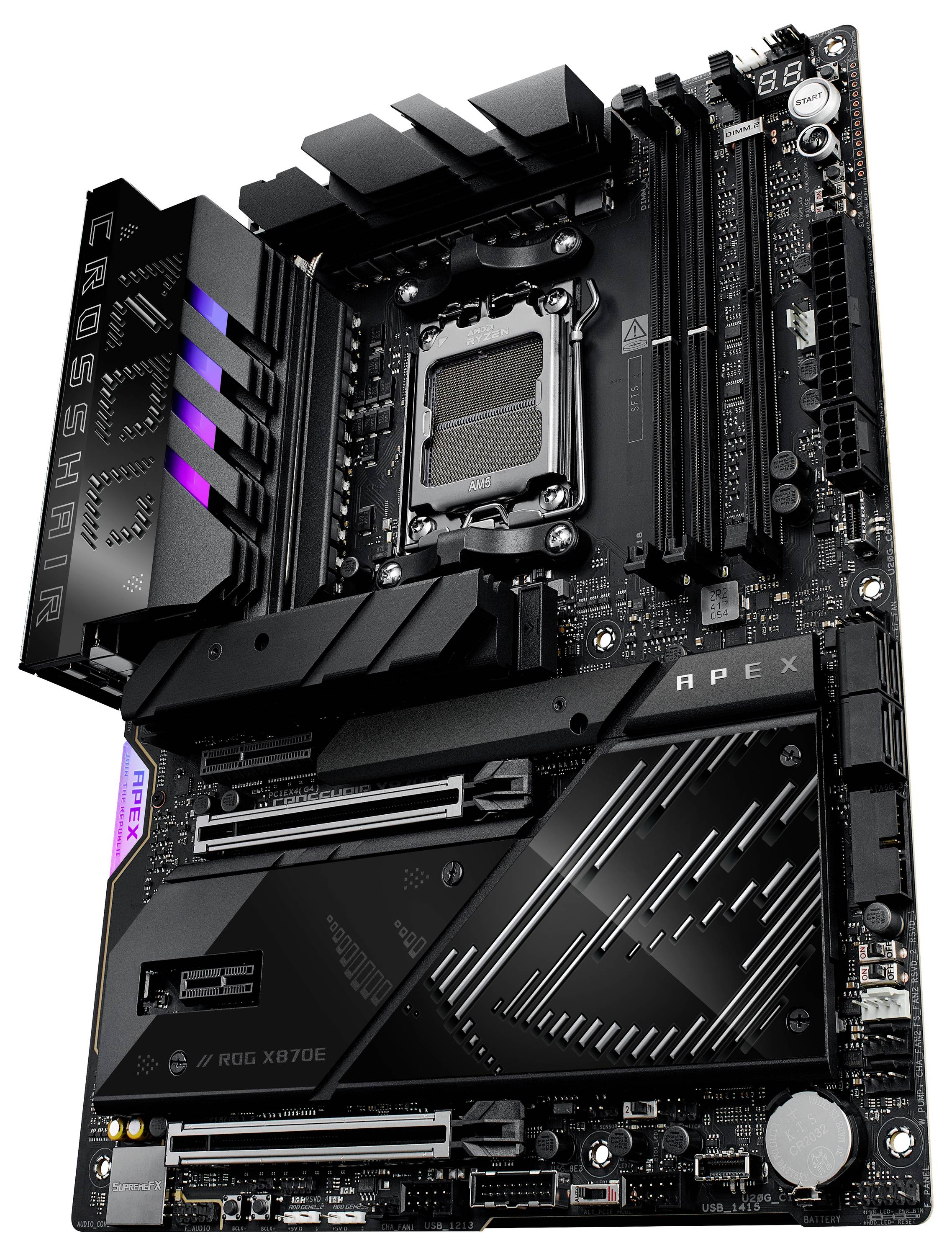 Matična plošča z več PCIe režami, RGB osvetlitvijo in vtičnico za procesor. Modelno ime: ROG CROSSHAIR X670E APEX.