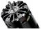 Črn elektromotor s hladilnimi odprtinami in vidno bakreno tuljavico. Motor je valjaste oblike z izstopajočo osjo.