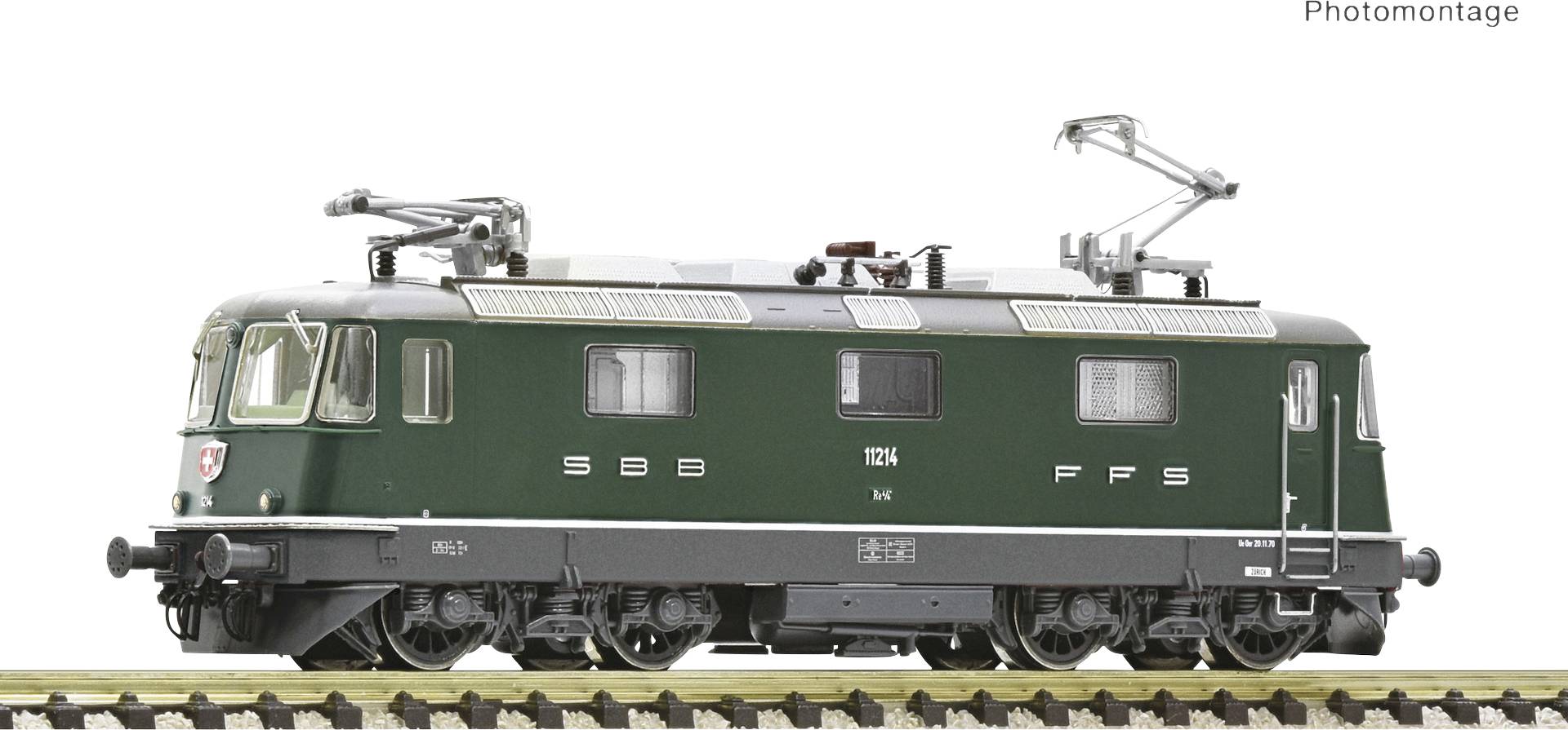 Slika prikazuje zeleni model SBB FFS električne lokomotive na tirih, fotografiran s strani. Zgoraj desno piše 'Fotomontaža'.