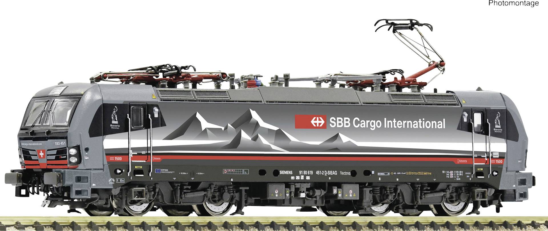 Tovorni vlak SBB Cargo International z alpskim transportnim dizajnom stoji na železniški progi. Vlak prevaža tovor skozi Alpe.