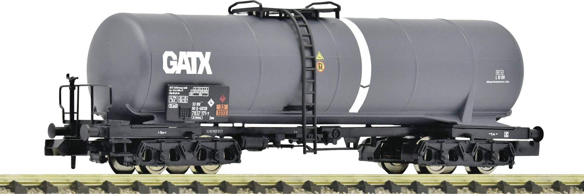 Črn cisternasti vagon GATX na modelni železnici. Vagon ima napise in varnostne simbole na strani.