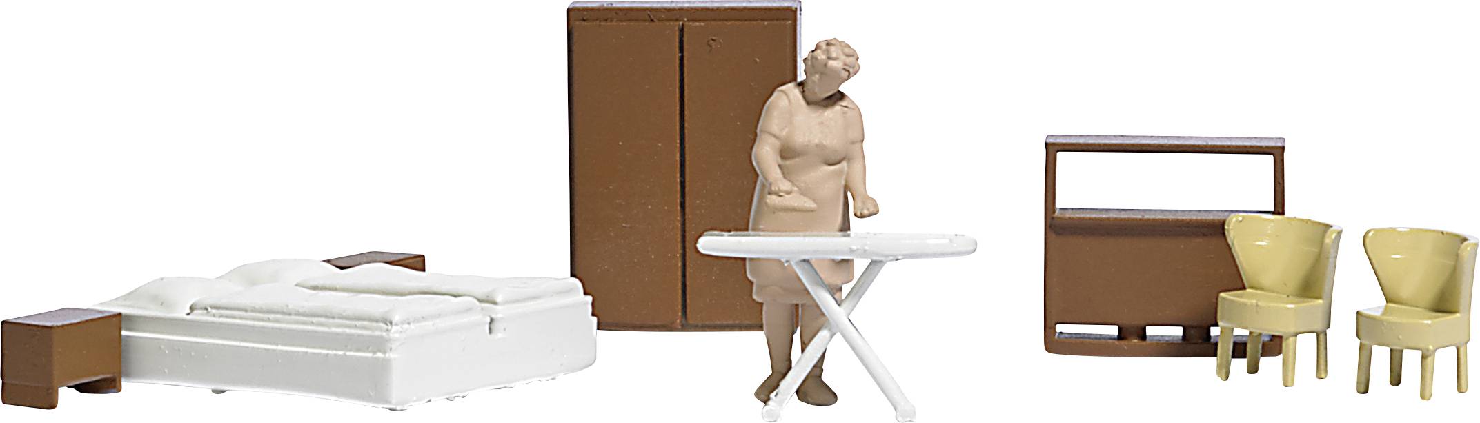 Miniaturni model prikazuje prostorsko ureditev spalnice z posteljo, stoječo figurico, likalno desko, omaro in dvema stoloma.