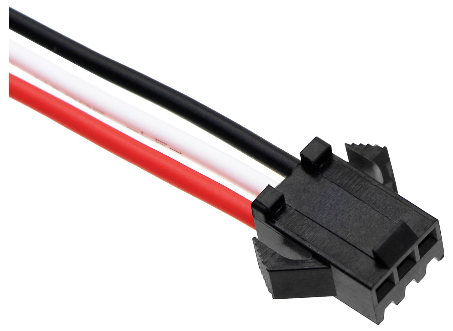 Črn, rdeč in bel kabelski vtič s tremi zatičema, uporabljen za električne povezave.