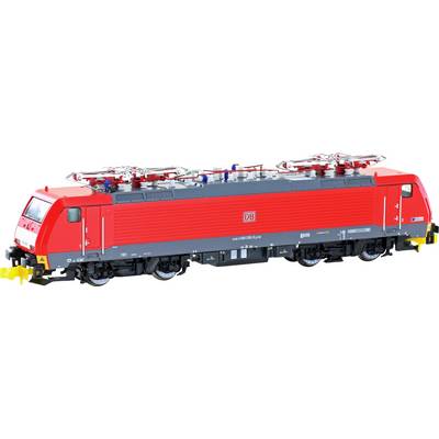 Rdeči model električne lokomotive z napisom 'DB'. Vidni so detajli, kot so podvozja, tokosnemniki in napisi.