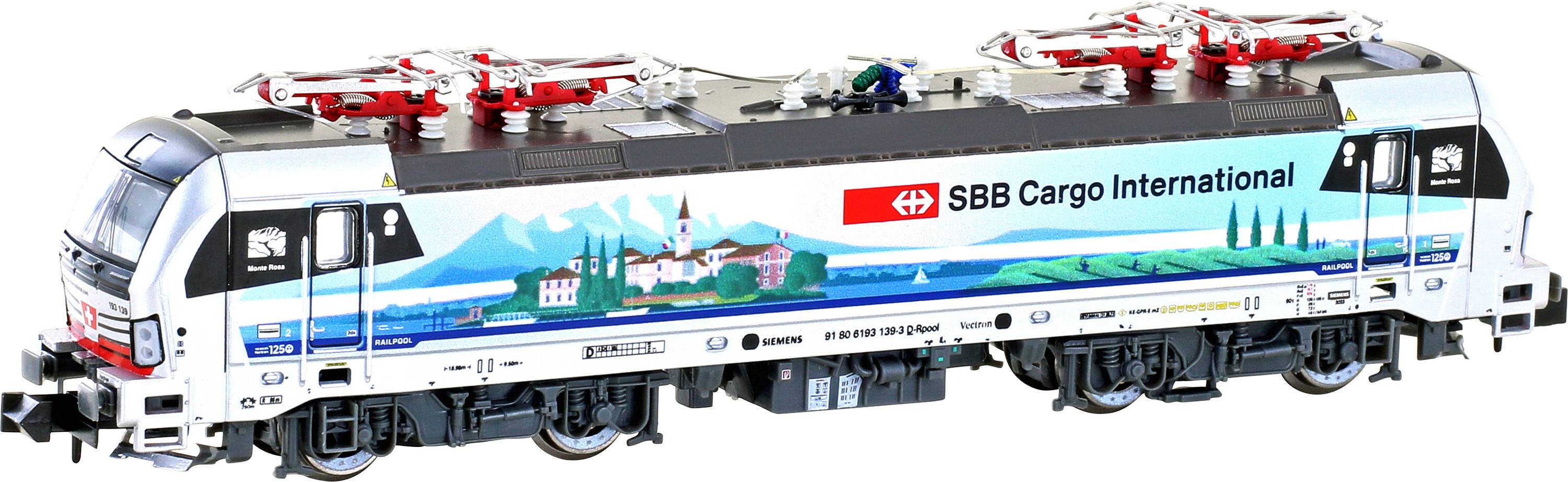 Modelni vlak SBB Cargo International s pokrajinsko sliko na strani. Lokomotiva ima dva tokosnemnika na strehi.