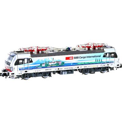 Modelni vlak SBB Cargo International s pokrajinsko sliko na strani. Lokomotiva ima dva tokosnemnika na strehi.