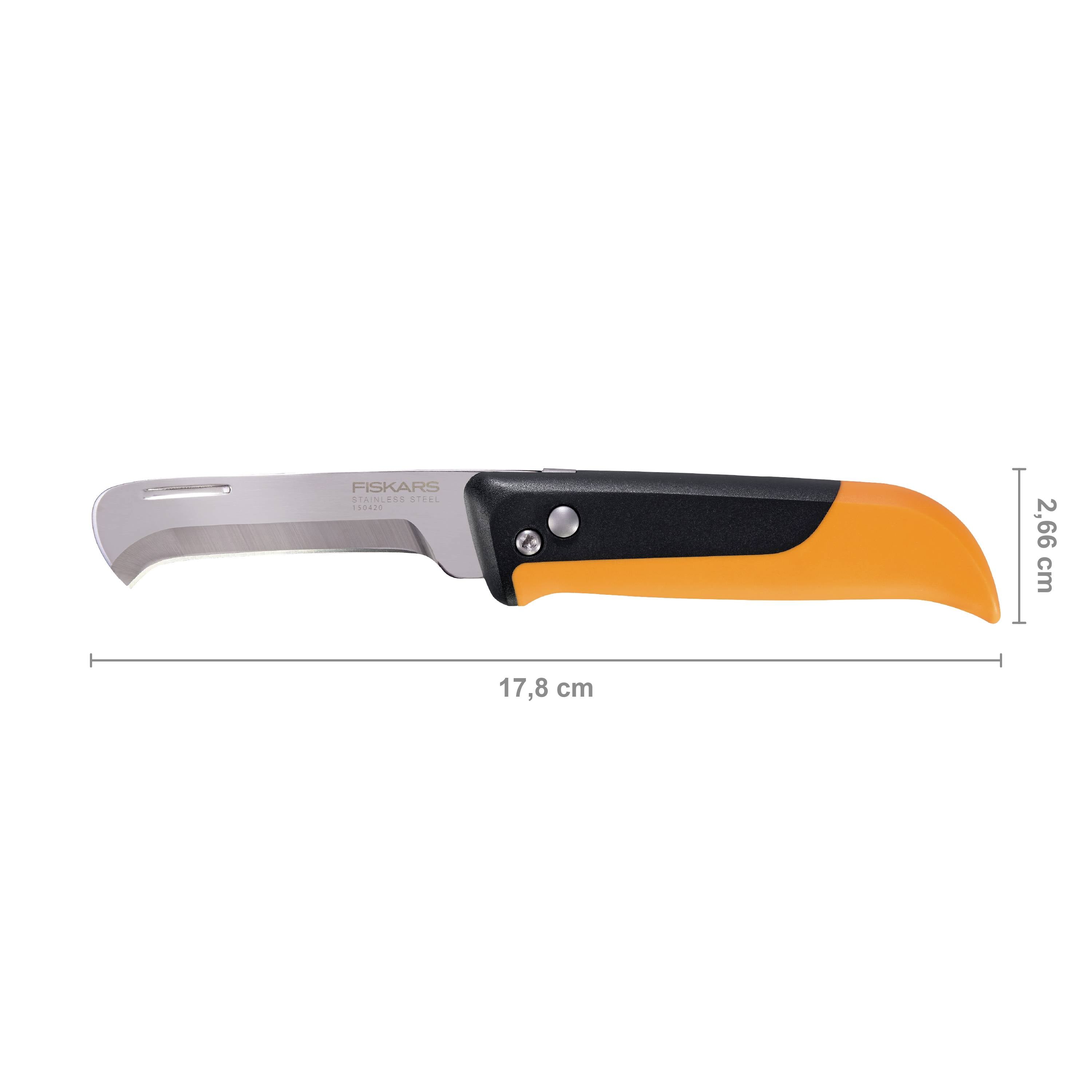 Fiskarsov vrtni nož z ukrivljenim rezilom in oranžno-črnim ročajem. Skupna dolžina 17,8 cm, širina 2,66 cm.