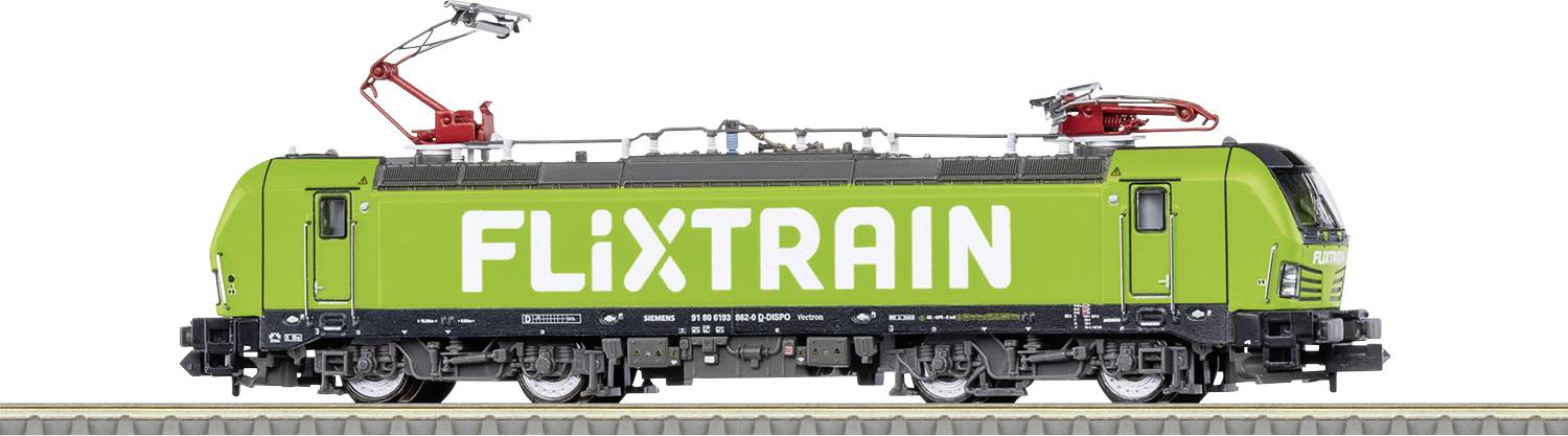 Zelen Flixtrain vlak z lokomotivo na tirih, kjer je logotip 'Flixtrain' dobro viden na strani, prikazuje sodobno železniško tehnologijo.