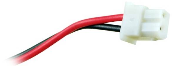 Bližnji posnetek belega konektorja z rdečimi in črnimi kabli na belem ozadju, primeren za električne aplikacije.