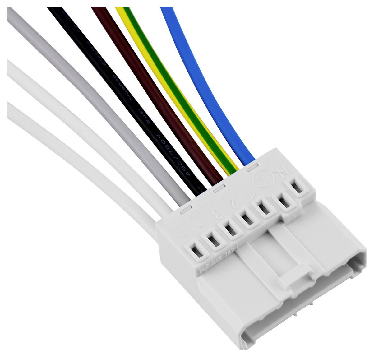 Bel večzatični električni konektor z več pritrjenimi barvnimi žicami, prikazan na enobarvnem ozadju.
