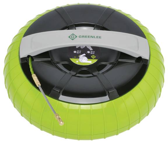 Okroglo zeleno-črno Greenlee orodje za vlečenje žic s kovinskim nastavkom, namenjeno elektrikarskim delom. Na vrhu je vidna oznaka modela.