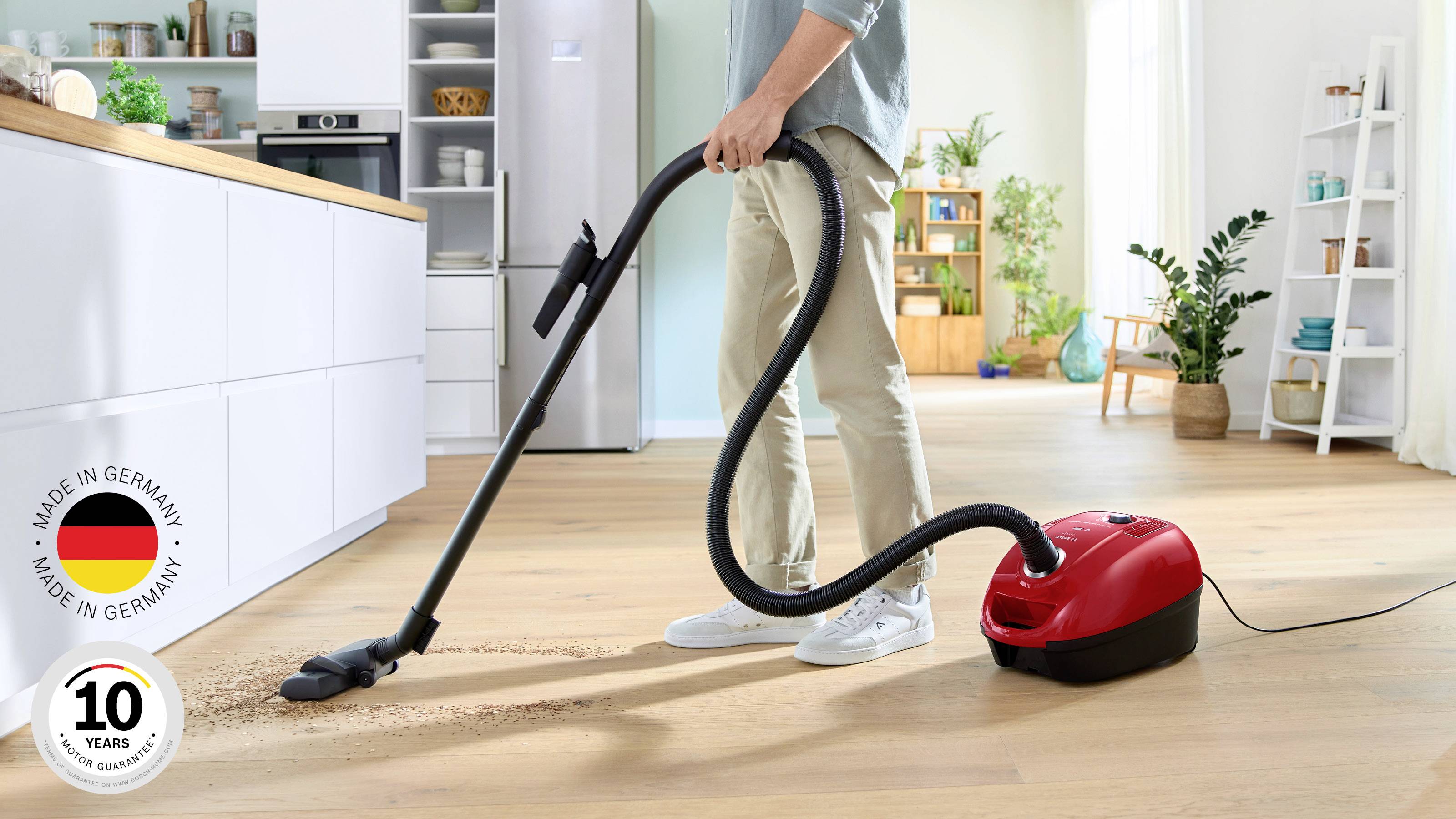 Bosch Staubsauger mit Beutel, Serie 4, rot sesalnik z vrečko-1