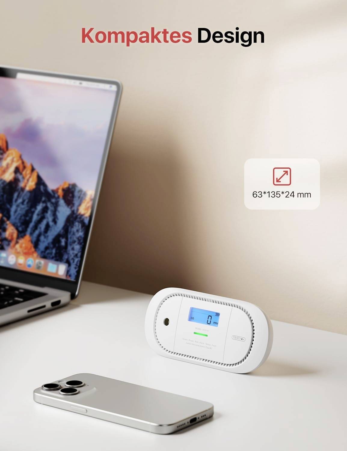 Majhen bel monitor kakovosti zraka stoji na mizi poleg prenosnika in pametnega telefona. Besedilo zgoraj: 'Kompakten dizajn'.