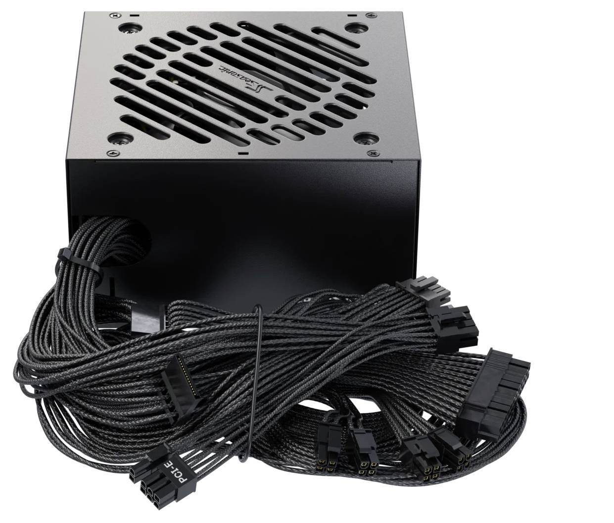 Črn napajalnik za računalnik z ventilatorsko rešetko na vrhu, obdan z več priključenimi črnimi kabli z vrstniki za komponente.