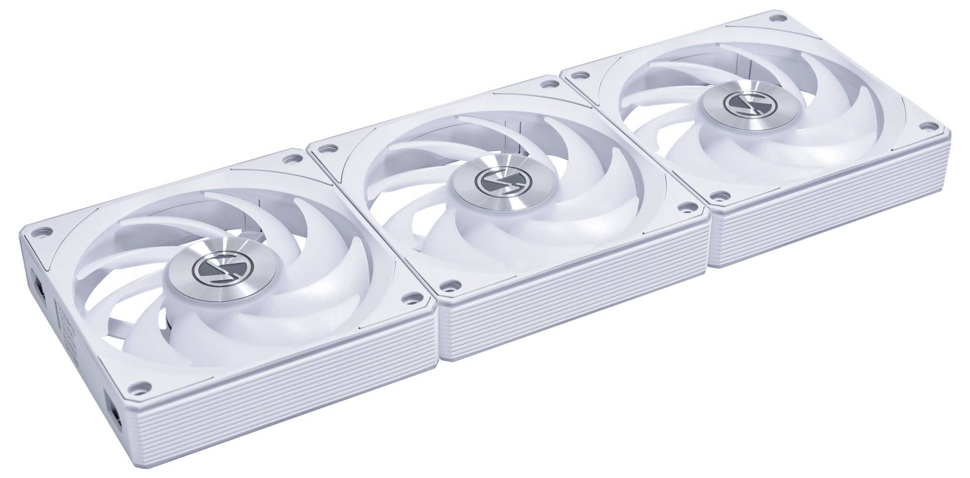 Trije beli računalniški hladilni ventilatorji, povezani v vrsti, vsak z osrednjim logotipom in aksijalnimi lopedicami, namenjeni hlajenju strojne opreme računalnika.