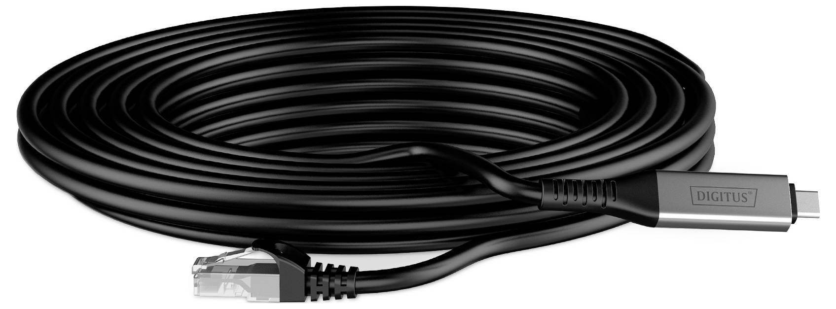 Zvit, črn USB-C na Ethernet kabel, ki prikazuje USB-C priključek na enem koncu in Ethernet priključek na drugem koncu.