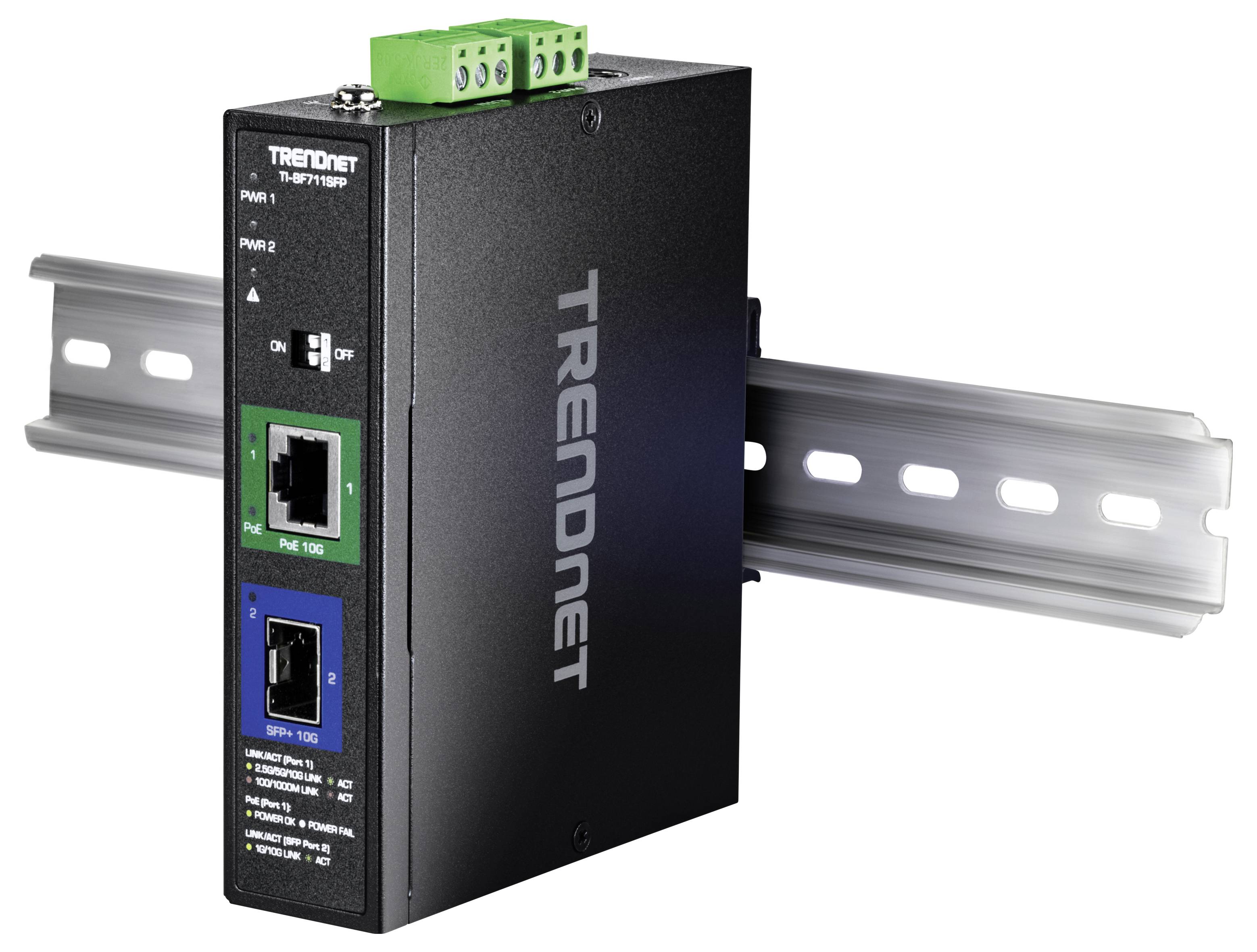 Črna in zelena omrežna naprava Trendnet, pritrjena na vodilo, z Ethernet vrati, označenimi kot 'PoE 10G' in 'SFP+ 10G', z LED indikatorji.