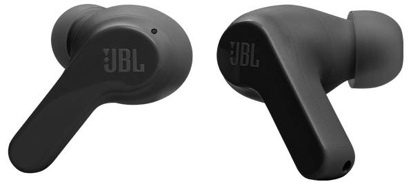 Dve črni brezžični slušalki znamke JBL z logotipom na vsaki slušalki, ki imata ergonomsko zasnovo za udobno namestitev v ušesu.