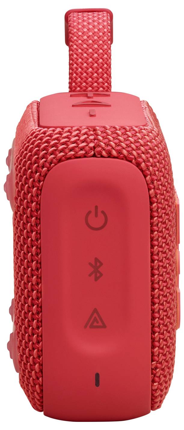 Rdeč prenosljiv bluetooth zvočnik z gumbi za vklop, bluetooth povezavo in opozorilnim simbolom na strani. Ima teksturiran, tkan zunanji ovoj.