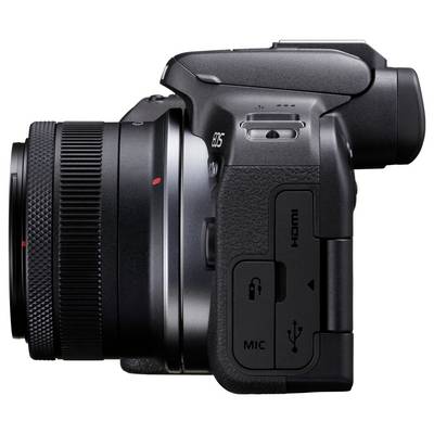 Stranski pogled črnega digitalnega fotoaparata, ki prikazuje objektiv, HDMI, mikrofonske in USB priključke. Oznaka modela 'EOS' je vidna blizu vrha.