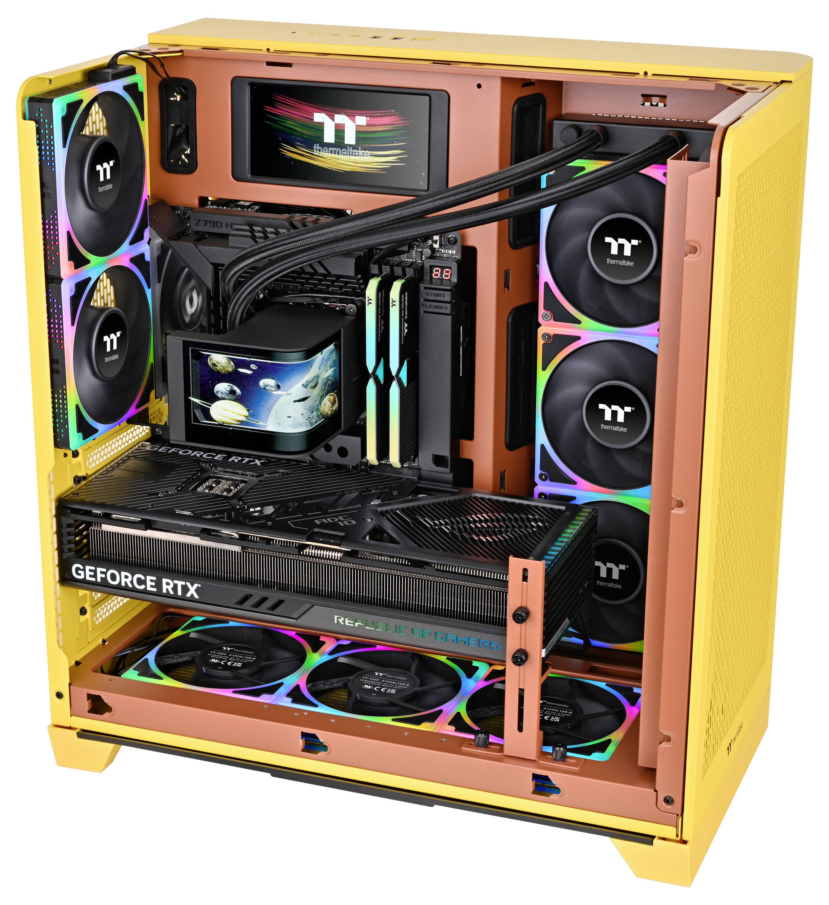 Svetlo obarvano odprto ohišje računalnika, ki prikazuje grafično kartico 'GeForce RTX', multiple hladilne ventilatorje z RGB osvetlitvijo in hladilni sistem.