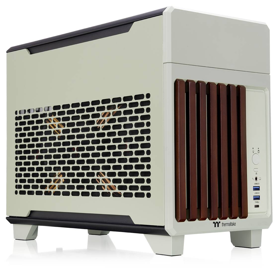 Kompakten računalniški ohišje z prezračevalnimi mrežami, dvema USB priključkoma, gumbom za vklop in logotipom Thermaltake na sprednji plošči.