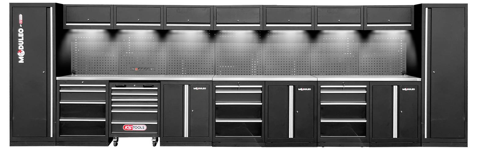Črn modularen sistem za shranjevanje v garaži z več omaricami, predali in premičnim vozičkom za orodje pod perforiranim zadnjim panelom.