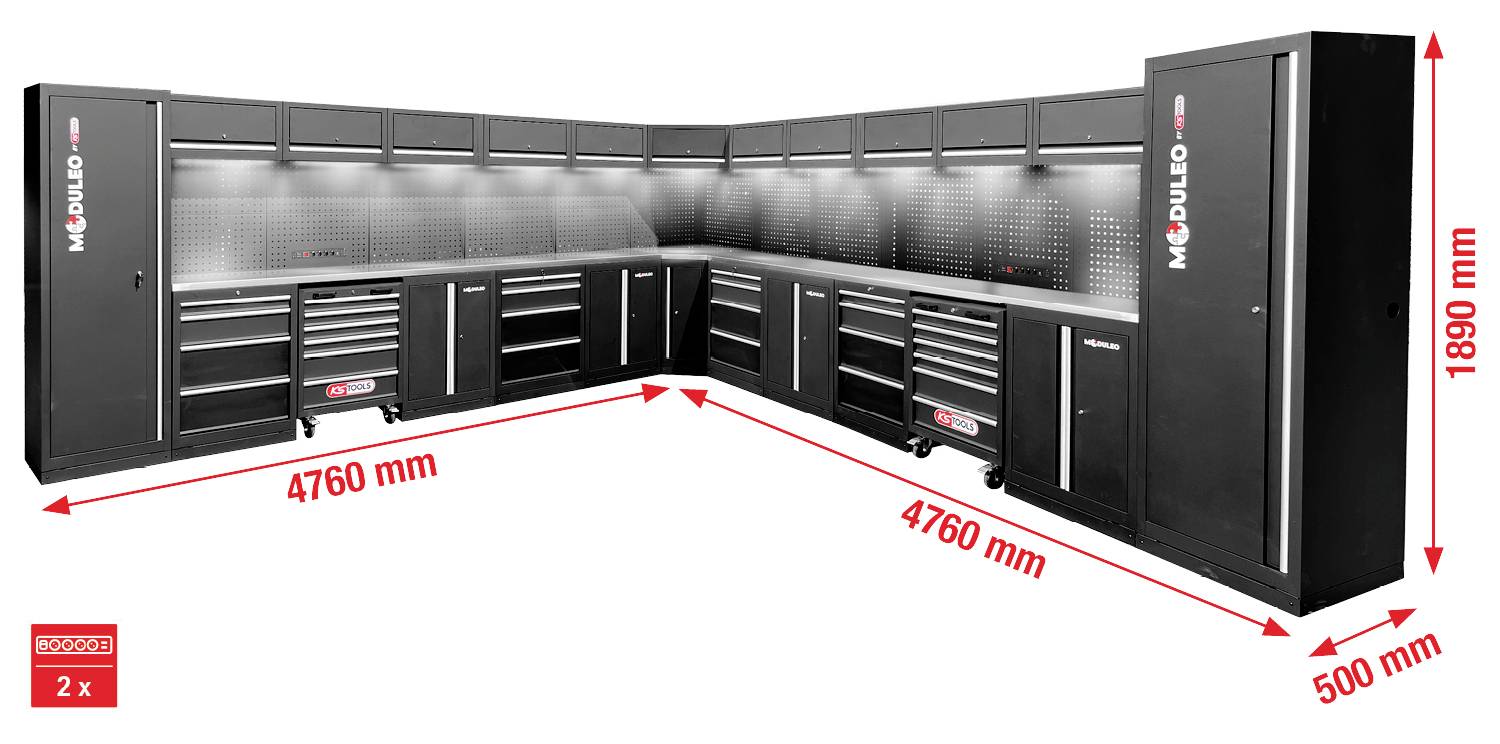 L-oblikovni modularen sistem za shranjevanje v delavnici s omarami in predali. Dimenzije: 4760 mm x 1890 mm in globina 500 mm. Besedilo na omarah: 'MODULEO'.