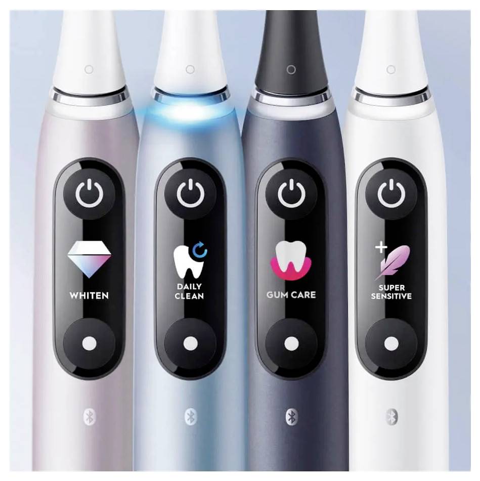 Štiri električne zobne ščetke z gumbi za vklop imajo različne načine, označene kot: 'Belitev', 'Vsakdanje čiščenje', 'Nega dlesni', 'Zelo občutljivo'.