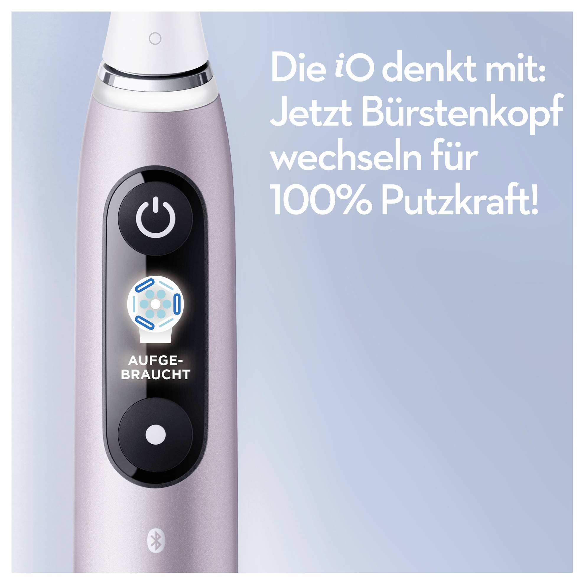 Električna zobna ščetka z zaslonom, ki prikazuje napis 'AUFGE-BRAUCHT', nemško besedilo pa svetuje menjavo glave ščetke za popolno učinkovitost čiščenja.
