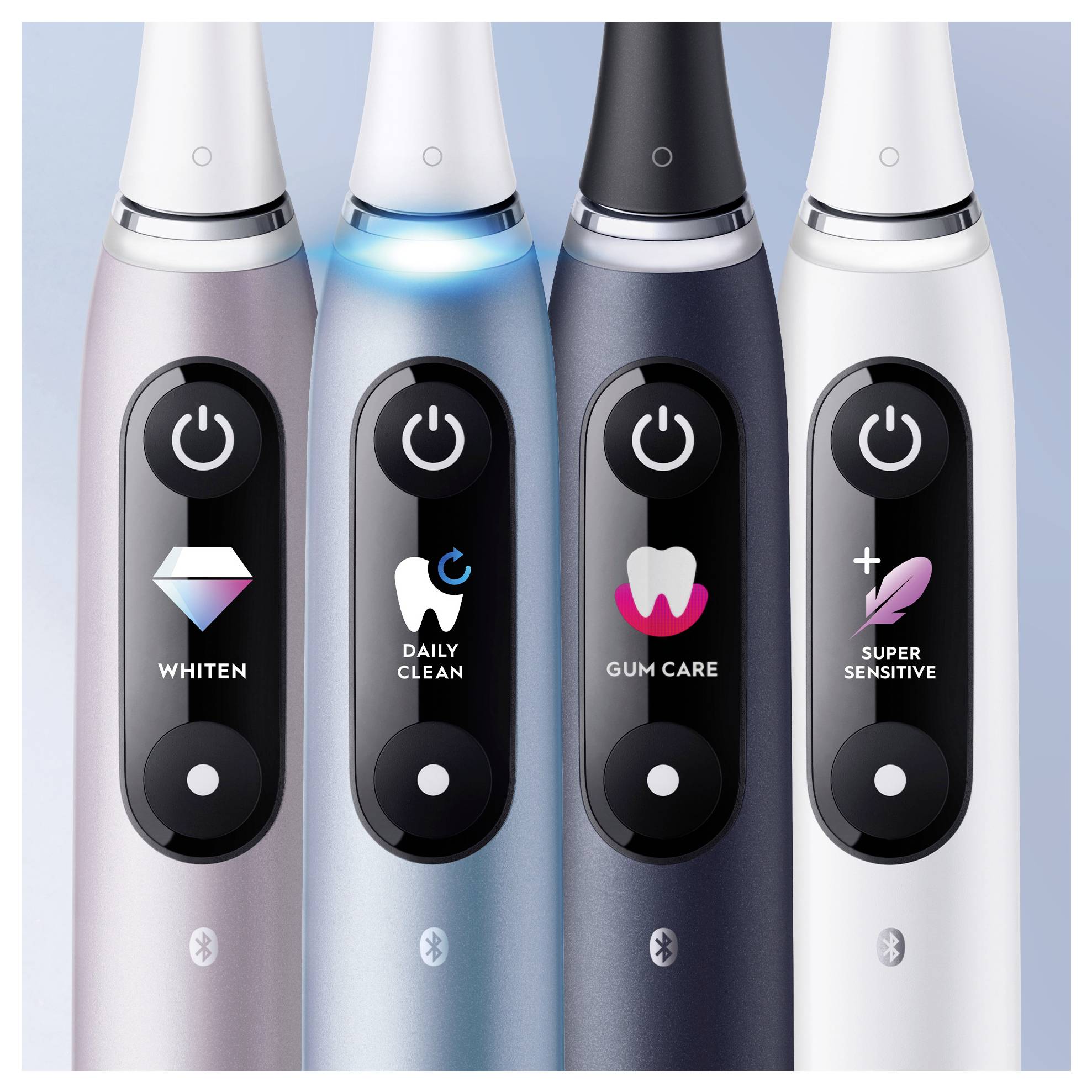Štiri električne zobne ščetke z svetlečimi gumbi za vklop, postavljene navpično. Vsaka ima različne načine čiščenja: 'Pobelitev', 'Vsakdanje čiščenje', 'Nega dlesni' in 'Zelo občutljivo'.
