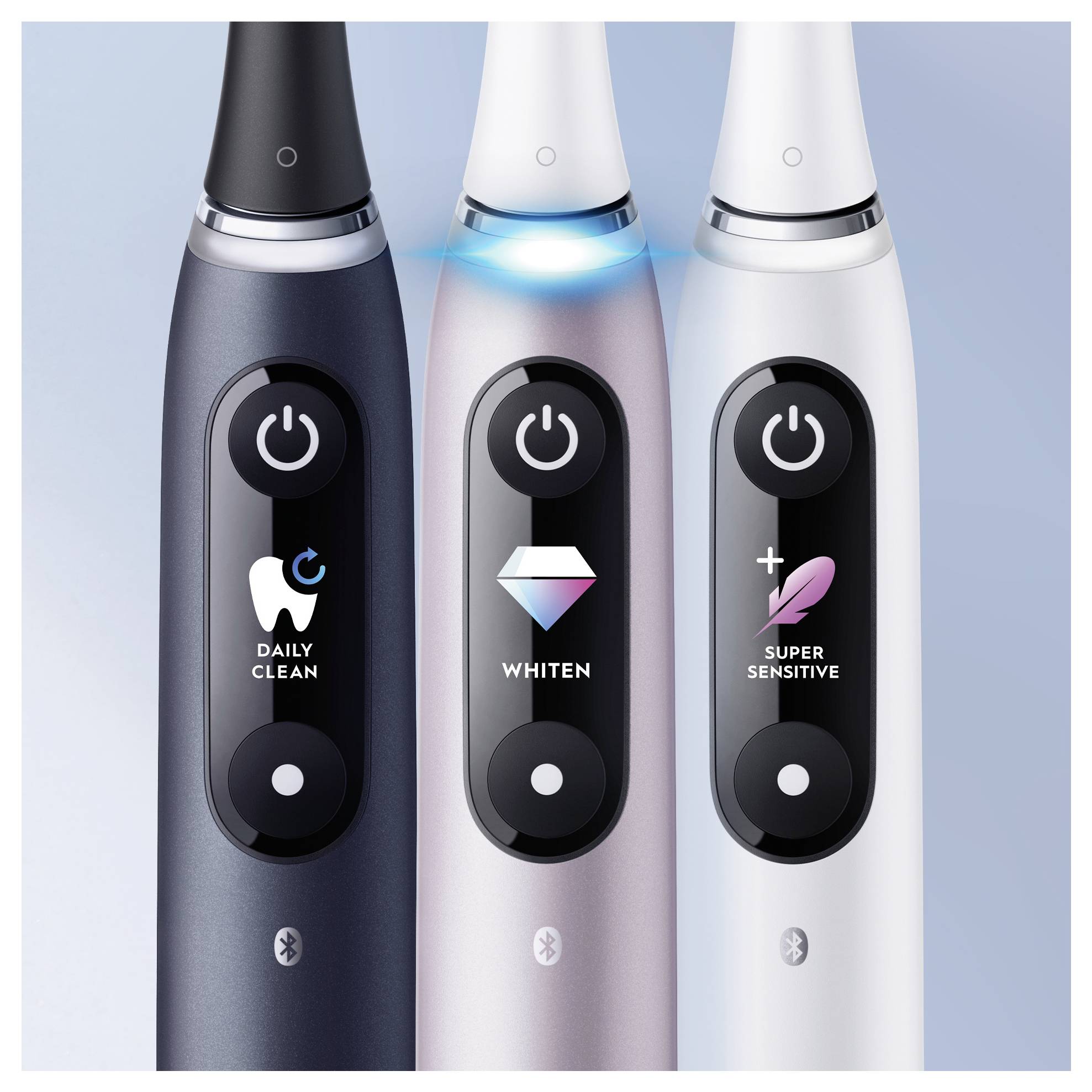 Tri električne zobne ščetke z načini, označenimi kot »Vsakodnevno čiščenje«, »Beljenje« in »Zelo občutljivo«, z LED indikatorji nad vsakim načinom.