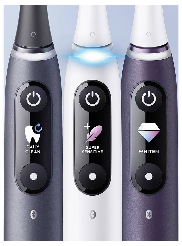 Tri električne zobne ščetke z gumbi za vklop in logotipoma načinov: »Vsakodnevno čiščenje« z grafiko zoba, »Super občutljivo« s perjem in »Belitev« z diamantom.