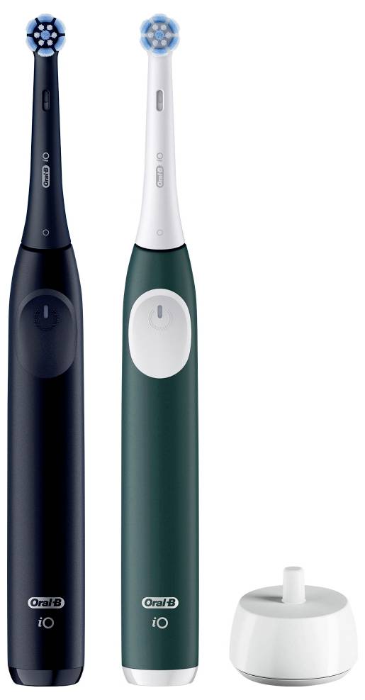 Dva električna zobna ščetki, ena črna in ena zeleno-modra, z belo polnilno postajo zraven. Oba sta iz Oral-B serije iO.