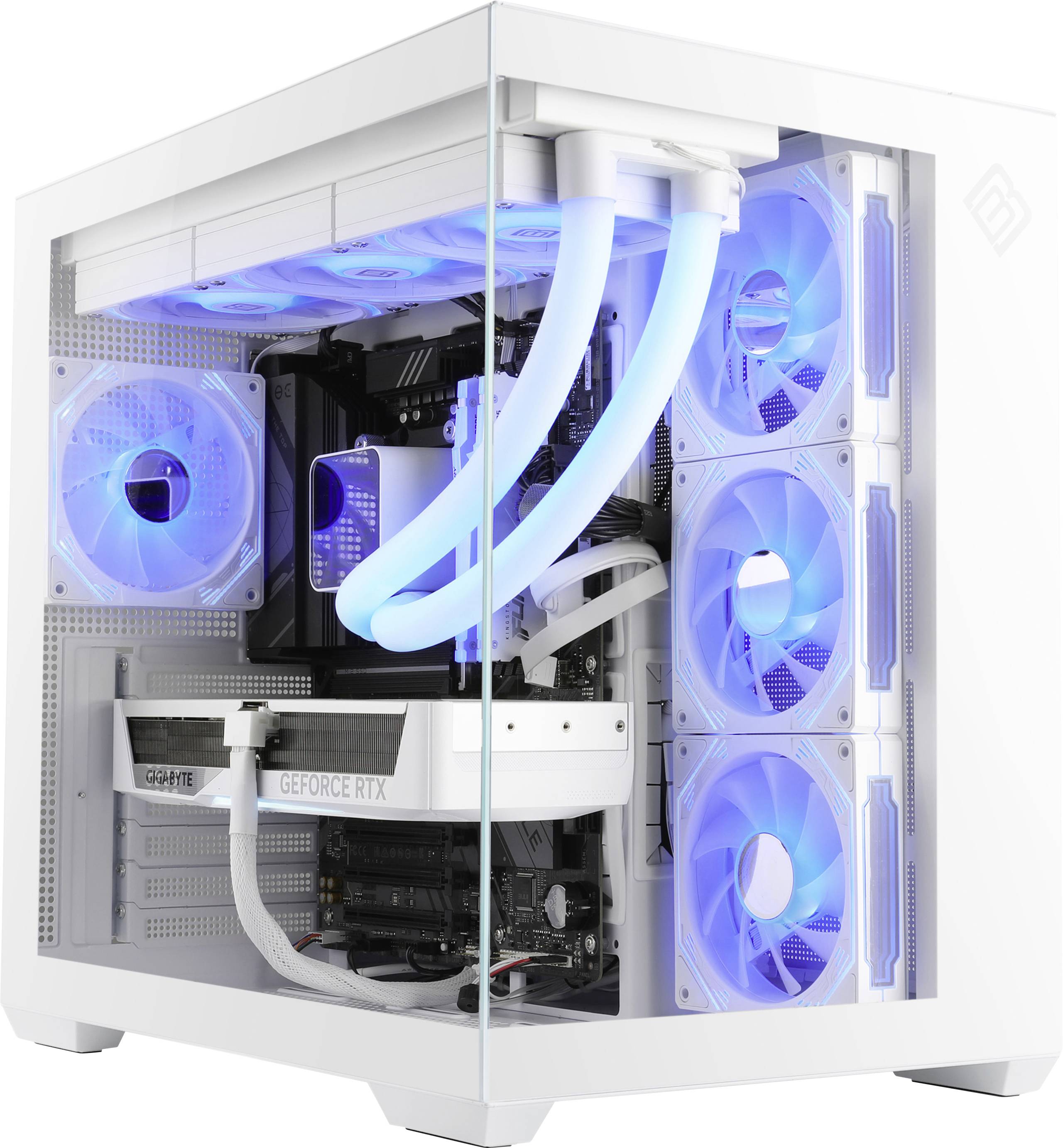 Bela gaming PC z prozornim ohišjem, ki prikazuje osvetljene modre notranje hladilne ventilatorje in cevi, grafična kartica 'GEFORCE RTX' je vidna.