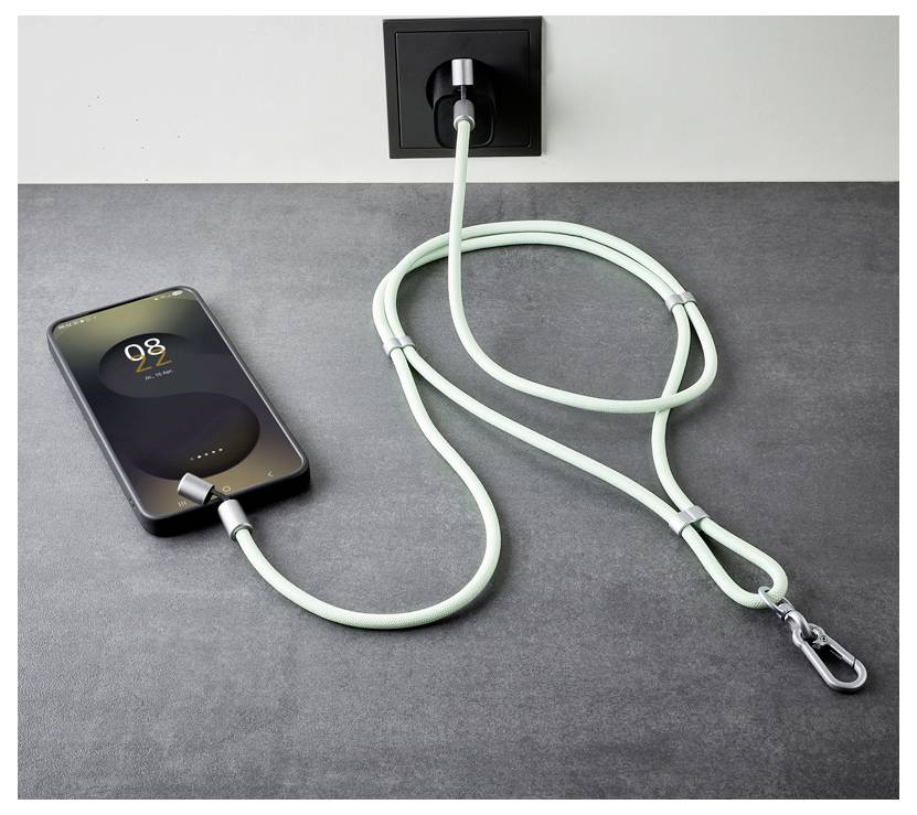 Pametni telefon je povezan z električno vtičnico s pomočjo dolgega, zelenega polnilnega kabla, h kateremu je pritrjen karabiner. Na telefonu je prikazano '02:22 PM'.