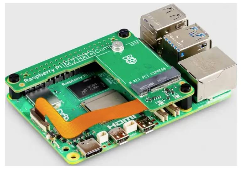 Enojska računalniška plošča Raspberry Pi z več USB vrati, ethernetnim priključkom in vidnim trakastim kablom na čistem, enostavnem ozadju.