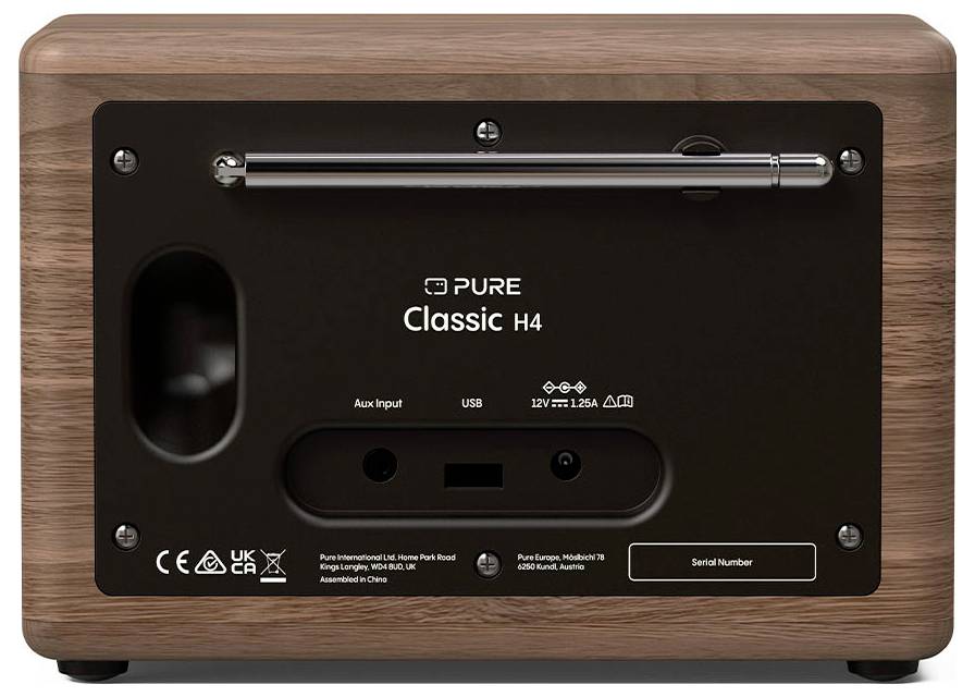 Slika prikazuje zadnjo stran radia Pure Classic H4 z vrati za aux vhod in USB, skupaj z napajanjem ter certifikacijskimi simboli.