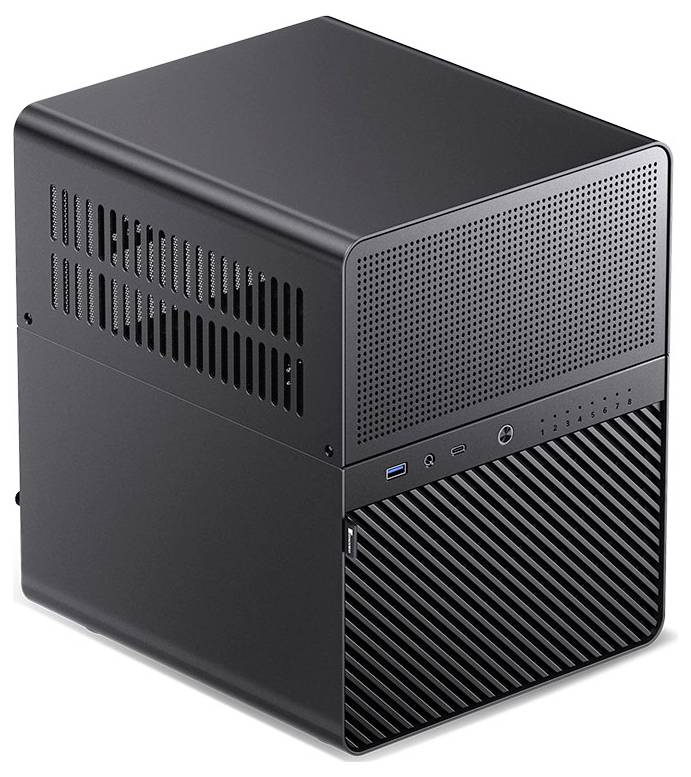Majhen, črn, minimalistični računalniški ohišje z ventilacijo spredaj, USB priključki in gumbom za vklop, zasnovan za kompaktne sistemske sestave.
