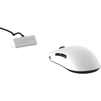 Bela gaming miška z dvema stranskima gumboma in črnim spodnjim delom, označena z 'ENDGAME GEAR'. Priključena je na pravokoten USB sprejemnik.
