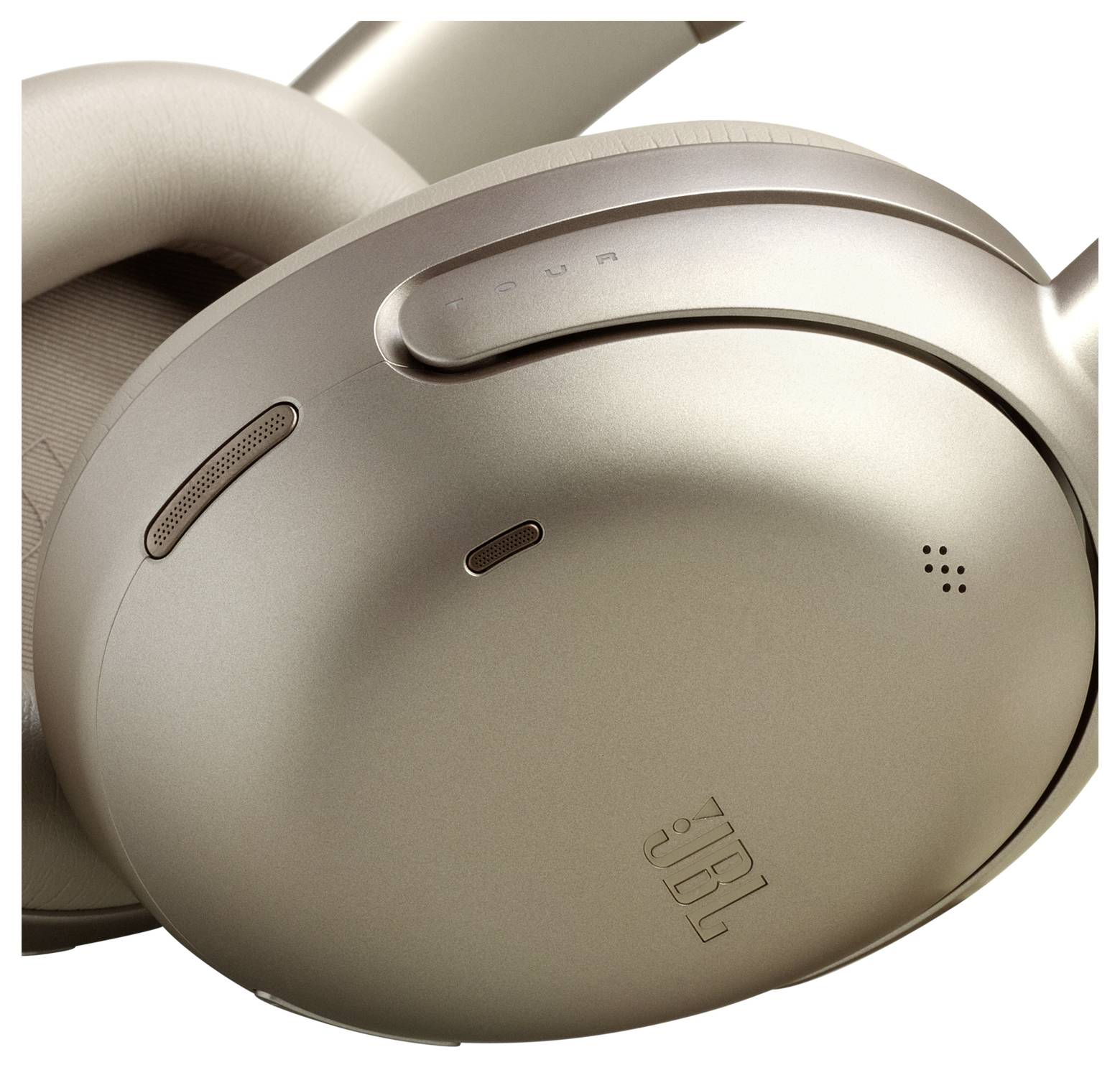 Bližnji posnetek kovinskih over-ear slušalk z gladko površino, vidno graviranim logotipom blagovne znamke in kontrolnimi gumbi na zunanjem delu ušesne školjke.