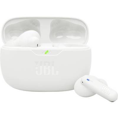 Bele slušalke z etui polnilnikom, svetlo osvetljene. Ena slušalka počiva zunaj, prikazuje modro indikatorsko lučko. Logotip JBL viden na etui.