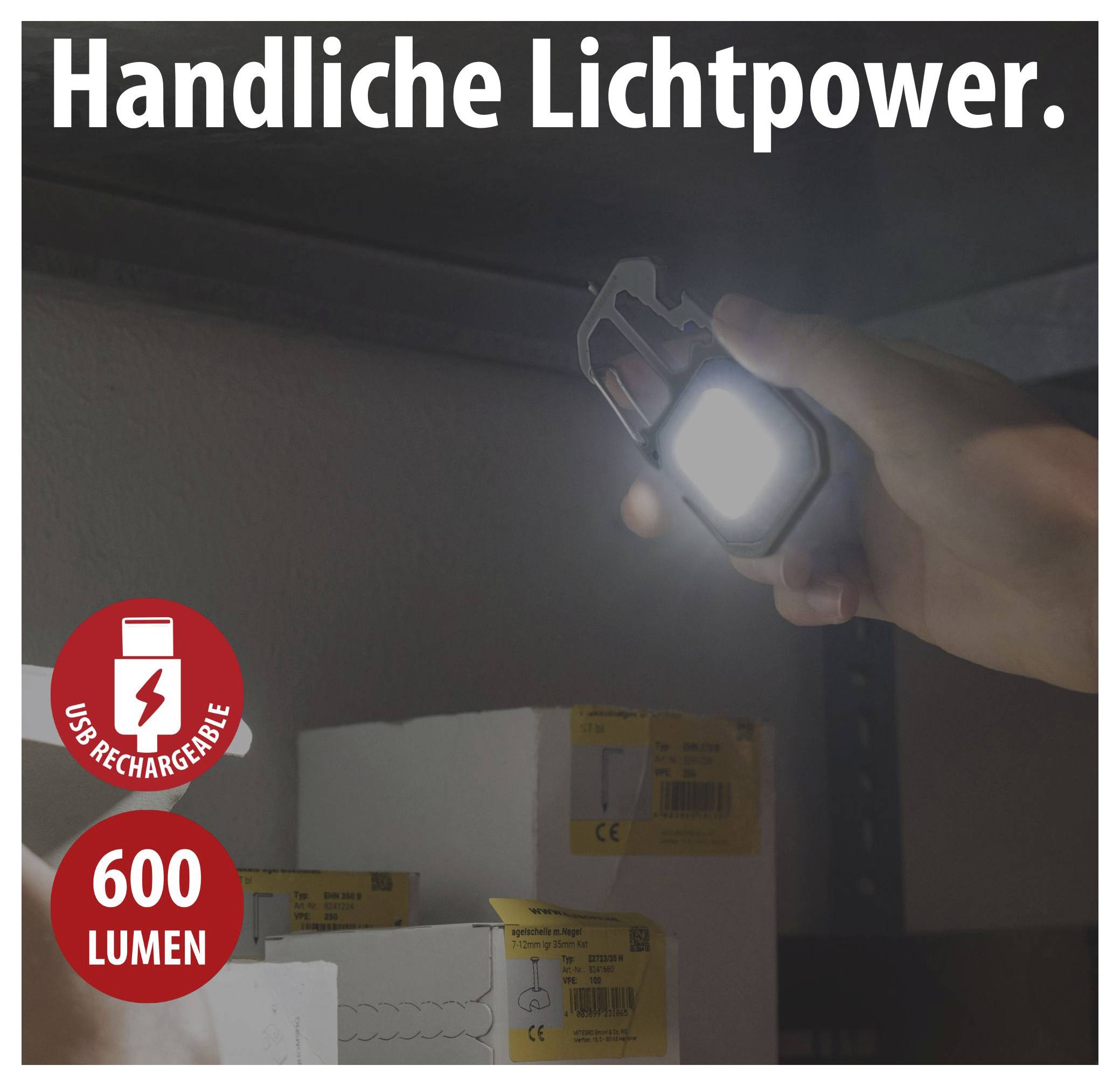 Oglas za kompaktno LED svetlobo:<br><br>Roka drži majhno lampo pri osvetljevanju kartonov; besedilo 'Kompaktna svetlobna moč.', 'Polnjenje preko USB-ja', '600 lumnov'.